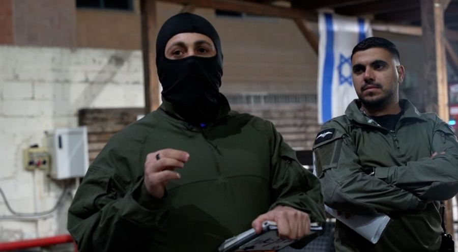 عميل سري يقود لاعتقال 60 مشتبهًا بالاتجار بالسلاح